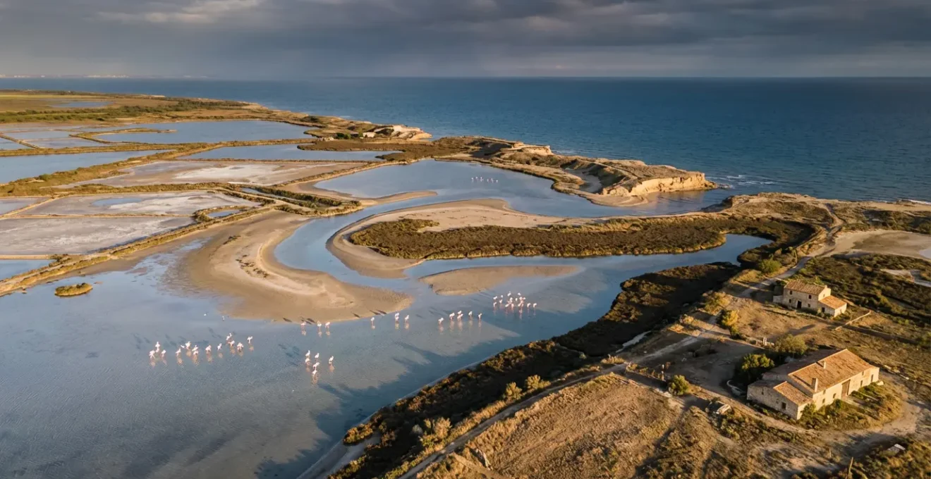 Vue aérienne de la Camargue avec ses lagunes et marais menacés par la montée des eaux