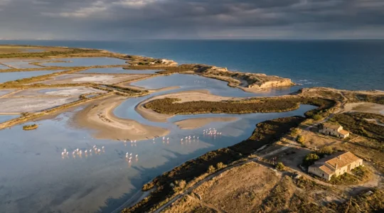 Vue aérienne de la Camargue avec ses lagunes et marais menacés par la montée des eaux